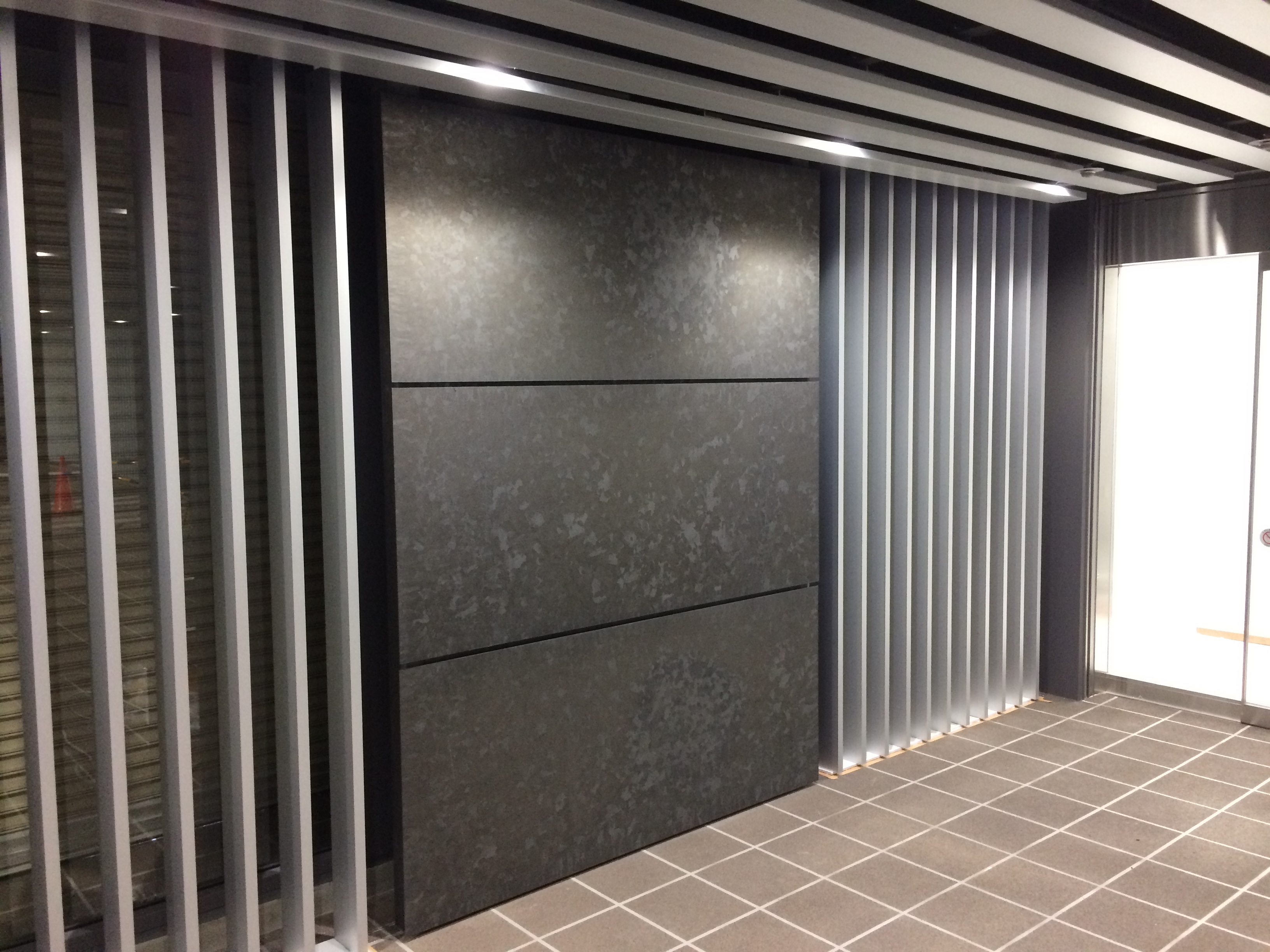 エントランス ルーバー・パネル工事